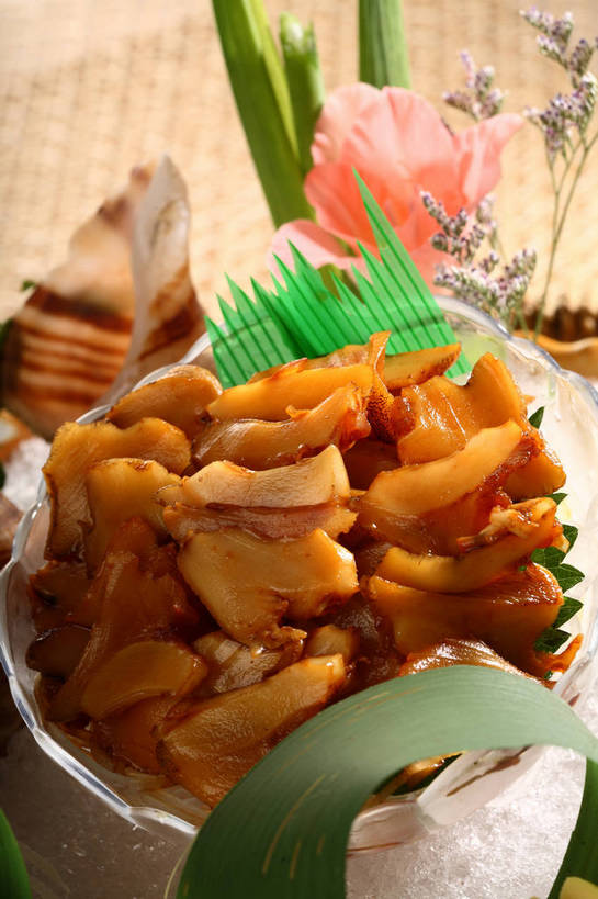 海鲜,无人,交叉,竖图,俯视,室内,特写,白天,餐桌,桌子,竹子,黄瓜,蔬菜,贝壳,叶子,玻璃,阴影,竹制,新鲜,盛开,编织,反射,篮子,影子,陶瓷,冰,粽叶,食品,绿叶,陶瓷制品,海螺,花蕾,冷冻,水产,海洋生物,玻璃制品,花,花瓣,花朵,鲜花,食物,三个,容器,竹篮,碗,花苞,花蕊,嫩叶,寒冷,有机食品,绿色食品,冷藏,餐台,储藏,竹条,软体动物,峨螺,海参,交织,配菜,冰冷,竹制品,储存,水生动物,海产品,水生物,棘皮动物,海底动物,箬叶,芦苇叶,保鲜,穿插,刺海参,叶,叶片,贝类外壳,海螺壳,软体动物外壳,青瓜,胡瓜,彩图,高角度拍摄,刺参,贮存,shjb1