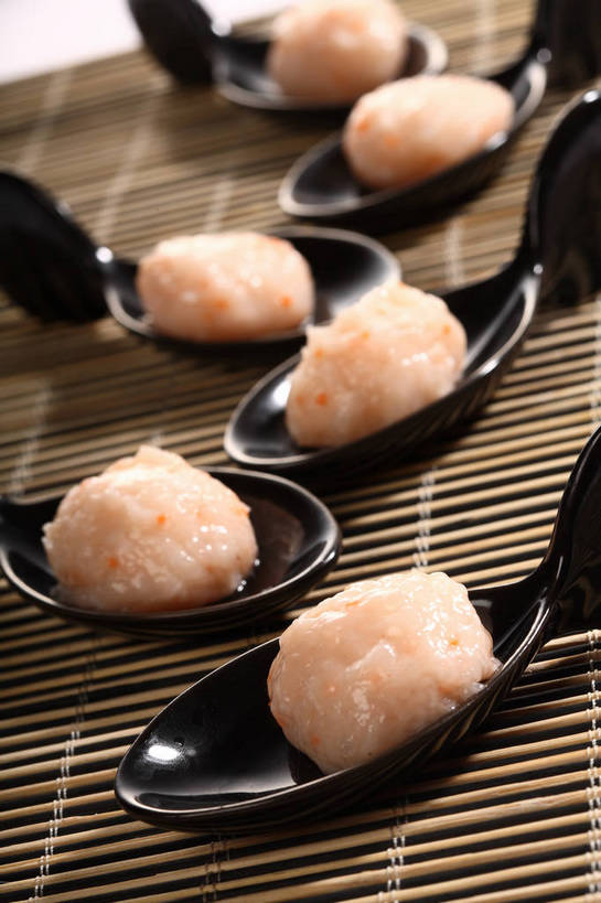 无人,竖图,俯视,室内,特写,白天,烹饪,中餐,餐桌,桌子,许多,阴影,竹制,朦胧,模糊,反射,影子,勺子,陶瓷,竹席,肉,鱼肉,料理,食品,陶瓷制品,丸子,很多,菜肴,美食,肉类,肉丸,鱼丸,食物,排列,粉色,黑色,调羹,汤匙,中式,佳肴,餐台,中华料理,竹制品,肉食,蒸菜,摆列,彩图,高角度拍摄,布列,分列,shjb1,蒸鱼丸