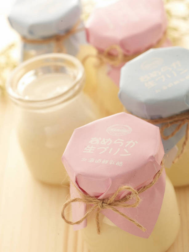 点心,无人,竖图,俯视,室内,特写,白天,餐桌,桌子,五个,许多,阴影,朦胧,模糊,反射,日文,标志,罐子,麻绳,文字,影子,字符,食品,布丁,甜点,甜品,标识,玻璃制品,食物,粉色,蓝色,玻璃瓶,瓶子,绳子,果冻,甜食,零食,餐台,绳索,啫喱,日语,彩图,高角度拍摄,shjb1