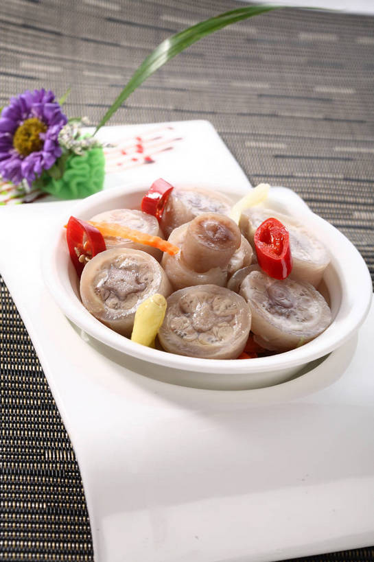 无人,竖图,俯视,室内,特写,白天,烹饪,中餐,餐桌,桌子,辣椒,蔬菜,餐具,叶子,阴影,新鲜,盛开,反射,尾巴,碟子,盘,影子,陶瓷,调料,肉,料理,食品,绿叶,陶瓷制品,调味品,调味料,花蕾,猪肉,菜肴,美食,肉类,花,花瓣,花朵,鲜花,食物,两个,紫色,白色,盘子,容器,碟,碗,花苞,花蕊,中式,嫩叶,佳肴,有机食品,绿色食品,餐台,中华料理,泡椒,储藏,配菜,储存,肉食,辣角,红海椒,大椒,辣虎,广椒,豚肉,叶,叶片,猪尾巴,辣子,红辣椒,海椒,番椒,彩图,高角度拍摄,贮存,鱼辣子,猪尾,shjb1,香辣猪尾