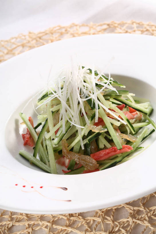 无人,竖图,俯视,室内,特写,白天,烹饪,中餐,餐桌,桌子,海蜇,黄瓜,蔬菜,餐具,阴影,新鲜,反射,碟子,盘,影子,料理,食品,冷盘,菜肴,美食,食物,一个,白色,盘子,碟,中式,冷菜,凉菜,佳肴,有机食品,绿色食品,单个,餐台,中华料理,海蜇丝,海蜇皮,青瓜,胡瓜,彩图,高角度拍摄,shjb1,凉拌黄瓜海蜇