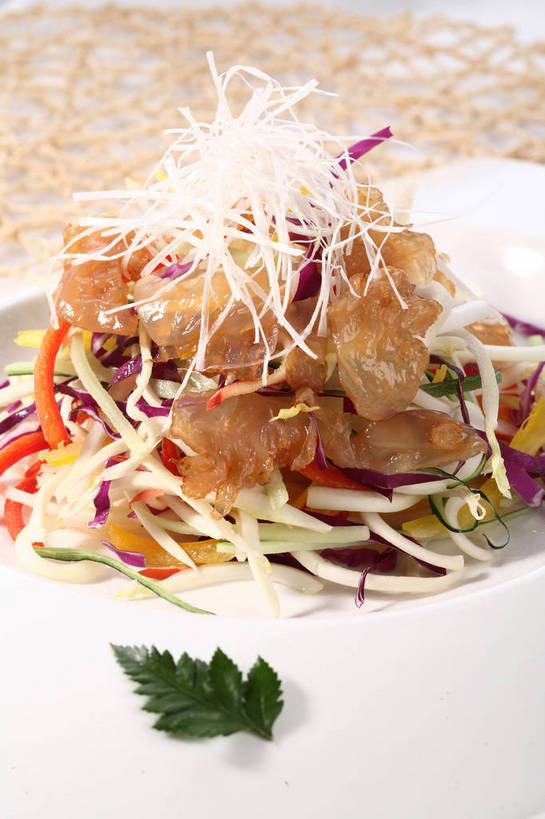 无人,竖图,俯视,室内,特写,白天,烹饪,中餐,餐桌,桌子,海蜇,黄瓜,蔬菜,椰菜,卷心菜,餐具,叶子,阴影,新鲜,反射,碟子,盘,影子,紫甘蓝,料理,食品,绿叶,冷盘,菜肴,美食,紫包菜,食物,一个,白色,盘子,碟,中式,嫩叶,赤甘蓝,甘蓝,冷菜,凉菜,佳肴,有机食品,绿色食品,单个,餐台,中华料理,配菜,海蜇丝,紫椰菜,海蜇皮,紫圆白菜,甘蓝菜,叶,叶片,青瓜,结球甘蓝,胡瓜,红甘蓝,甘兰,包心菜,彩图,高角度拍摄,圆白菜,shjb1,凉拌黄瓜海蜇