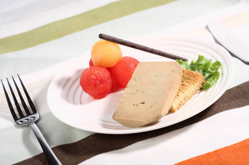 点心,面包,内脏,肝脏,无人,横图,俯视,室内,特写,白天,烹饪,西餐,餐桌,桌子,西瓜,蔬菜,餐具,水果,叶子,金属制品,一把,阴影,条纹,新鲜,反射,金属,叉子,碟子,盘,影子,生食,料理,食品,面点,果实,绿叶,菜肴,美食,食物,糕点,一个,白色,盘子,餐巾,碟,零食,日式,嫩叶,西式,佳肴,有机食品,绿色食品,单个,餐台,蒜蓉面包,餐叉,鹅肝,百奇,保洁方巾,口布,肝,叶,叶片,进餐用具,寒瓜,彩图,高角度拍摄,鹅肥肝,法国菜,shjb1