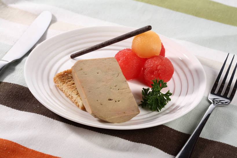 点心,面包,内脏,肝脏,无人,横图,俯视,室内,特写,白天,烹饪,西餐,餐桌,桌子,西瓜,蔬菜,餐具,水果,叶子,金属制品,一把,阴影,条纹,新鲜,反射,金属,叉子,碟子,盘,影子,生食,料理,食品,面点,果实,绿叶,菜肴,美食,食物,糕点,一个,白色,盘子,餐巾,碟,零食,日式,嫩叶,西式,佳肴,有机食品,绿色食品,单个,餐台,蒜蓉面包,餐叉,鹅肝,百奇,保洁方巾,口布,肝,叶,叶片,进餐用具,寒瓜,彩图,高角度拍摄,鹅肥肝,法国菜,shjb1