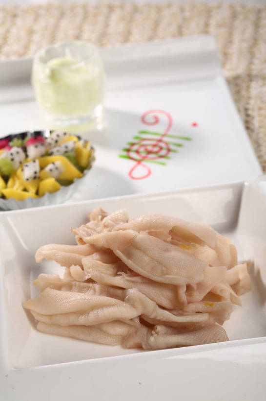 无人,竖图,俯视,室内,特写,白天,烹饪,西餐,餐桌,桌子,猕猴桃,杯子,餐具,书籍,水果,阴影,新鲜,反射,碟子,盘,影子,调料,酱料,酱汁,生食,佐料,沙拉,料理,食品,果实,乐谱,五线谱,饮品,调味品,一杯,音乐,调味料,色拉,酱,沙拉酱,沙律,水果沙拉,菜肴,美食,玻璃制品,食物,饮料,三个,盘子,水杯,碟,果酱,西式,佳肴,有机食品,绿色食品,餐台,色拉酱,节拍,可口,音符,凤爪,鸡爪,符头,符干,符尾,乐章,果子酱,适口,玻璃杯,奇异果,猕猴梨,彩图,高角度拍摄,鸡脚,shjb1