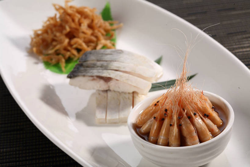 海鲜,无人,横图,俯视,室内,特写,白天,烹饪,中餐,餐桌,桌子,餐具,叶子,阴影,朦胧,模糊,反射,碟子,盘,影子,陶瓷,肉,虾,鱼肉,料理,食品,绿叶,陶瓷制品,水产,菜肴,美食,肉类,海洋生物,食物,腌制,两个,白色,盘子,容器,碟,碗,中式,嫩叶,佳肴,餐台,中华料理,储藏,配菜,储存,水生动物,河虾,海产品,水生物,肉食,咸鱼,海底动物,消食,淡水虾,青虾,日本沼虾,叶,叶片,彩图,高角度拍摄,腌鱼,贮存,开胃,shjb1