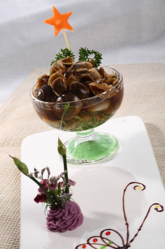 无人,竖图,俯视,室内,特写,白天,烹饪,中餐,餐桌,桌子,萝卜,胡萝卜,芹菜,蔬菜,杯子,餐具,叶子,雕塑,一堆,阴影,堆叠,堆积,新鲜,艺术,装饰,盛开,反射,雕刻,雕像,碟子,盘,影子,星星,调料,酱料,酱汁,肉,佐料,料理,食品,绿叶,调味品,调味料,花蕾,酱,冷盘,菜肴,美食,肉类,玻璃制品,花,花瓣,花朵,鲜花,食物,两个,盘子,水杯,工艺品,碟,花苞,花蕊,星形,中式,嫩叶,冷菜,凉菜,佳肴,有机食品,绿色食品,荷兰芹,欧芹,香芹,餐台,中华料理,堆,华丽,修饰,美术,点缀,配菜,黄萝卜,番萝卜,卤汁,五角形,肉食,法香,巴西利,洋香菜,洋芫荽,法国香菜,美学,衬托,美观,雅致,雅观,旱芹菜,番荽,叶,叶片,玻璃杯,红萝卜,甘荀,五角星,彩图,高角度拍摄,丁香萝卜,胡芦菔金,金笋,食雕,食品雕刻,食物雕刻,老汤,shjb1,淡糟香螺肉,香糟卤,糟卤