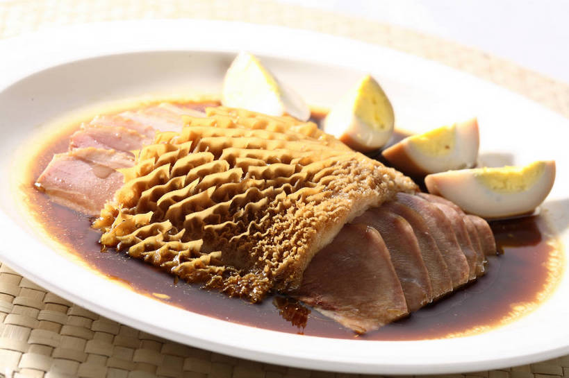 无人,交叉,横图,俯视,室内,特写,白天,烹饪,中餐,餐桌,桌子,竹子,餐具,一排,切开,阴影,竹制,朦胧,模糊,整齐,并列,并排,编织,反射,碟子,盘,影子,蛋,鸡蛋,肉,牛肉,料理,食品,水煮蛋,冷盘,菜肴,美食,肉类,茶叶蛋,食物,排列,一个,白色,盘子,碟,切,中式,冷菜,凉菜,佳肴,单个,餐台,中华料理,竹条,交织,竹制品,队列,毛肚,平行,剖面,肉食,百叶,牛百叶,切面,卵,穿插,五香茶叶蛋,五香蛋,舌头,彩图,高角度拍摄,牛肚,牛脷,牛舌,鸡卵,鸡子,肚尖,牛胃,煮鸡蛋,shjb1