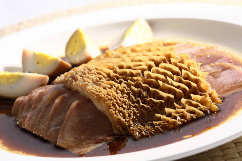 无人,交叉,横图,俯视,室内,特写,白天,烹饪,中餐,餐桌,桌子,竹子,餐具,一排,切开,阴影,竹制,朦胧,模糊,整齐,并列,并排,编织,反射,碟子,盘,影子,蛋,鸡蛋,肉,牛肉,料理,食品,水煮蛋,冷盘,菜肴,美食,肉类,茶叶蛋,食物,排列,一个,白色,盘子,碟,切,中式,冷菜,凉菜,佳肴,单个,餐台,中华料理,竹条,交织,竹制品,队列,毛肚,平行,剖面,肉食,百叶,牛百叶,切面,卵,穿插,五香茶叶蛋,五香蛋,舌头,彩图,高角度拍摄,牛肚,牛脷,牛舌,鸡卵,鸡子,肚尖,牛胃,煮鸡蛋,shjb1