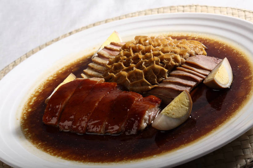 无人,交叉,横图,俯视,室内,特写,白天,烹饪,中餐,餐桌,桌子,竹子,餐具,一排,切开,阴影,竹制,朦胧,模糊,整齐,并列,并排,编织,反射,碟子,盘,影子,蛋,鸡蛋,肉,牛肉,料理,食品,水煮蛋,鸭肉,冷盘,菜肴,美食,肉类,茶叶蛋,食物,排列,一个,白色,盘子,碟,切,中式,冷菜,凉菜,佳肴,单个,餐台,中华料理,竹条,交织,竹制品,队列,毛肚,平行,剖面,肉食,百叶,酱鸭,牛百叶,切面,卵,穿插,五香茶叶蛋,五香蛋,舌头,彩图,高角度拍摄,牛肚,牛脷,牛舌,鸡卵,鸡子,肚尖,牛胃,煮鸡蛋,shjb1