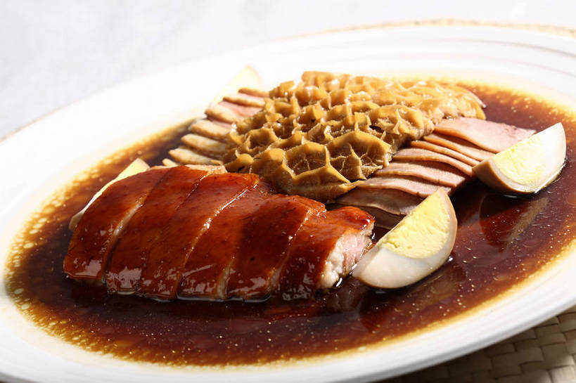 无人,交叉,横图,俯视,室内,特写,白天,烹饪,中餐,餐桌,桌子,竹子,餐具,一排,切开,阴影,竹制,朦胧,模糊,整齐,并列,并排,编织,反射,碟子,盘,影子,蛋,鸡蛋,肉,牛肉,料理,食品,水煮蛋,鸭肉,冷盘,菜肴,美食,肉类,茶叶蛋,食物,排列,一个,白色,盘子,碟,切,中式,冷菜,凉菜,佳肴,单个,餐台,中华料理,竹条,交织,竹制品,队列,毛肚,平行,剖面,肉食,百叶,酱鸭,牛百叶,切面,卵,穿插,五香茶叶蛋,五香蛋,舌头,彩图,高角度拍摄,牛肚,牛脷,牛舌,鸡卵,鸡子,肚尖,牛胃,煮鸡蛋,shjb1