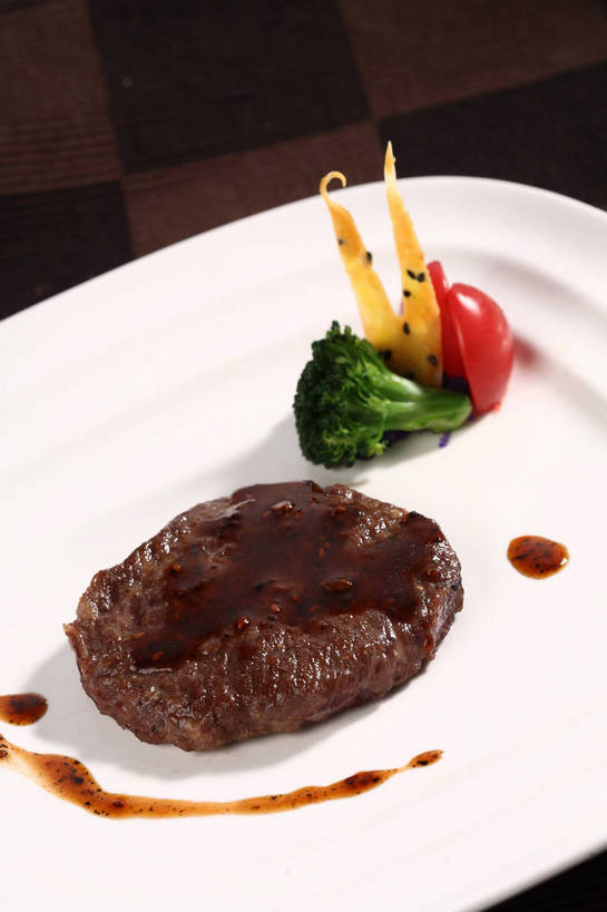 无人,竖图,俯视,室内,特写,白天,烹饪,西餐,餐桌,桌子,蔬菜,西红柿,小番茄,餐具,阴影,新鲜,反射,布料,碟子,盘,影子,西兰花,调料,酱料,酱汁,肉,芝麻,佐料,料理,食品,调味品,调味料,布纹,汉堡包,肉饼,酱,菜肴,美食,肉类,桌布,食物,一个,黄色,红色,绿色,白色,黑色,盘子,餐巾,碟,台布,西式,佳肴,有机食品,绿色食品,单个,餐台,黑芝麻,配菜,肉食,脂麻,胡麻,白麻,巨胜子,油麻,甘蓝花,小西红柿,樱桃小番茄,珍珠小番茄,樱桃番茄,圣女果,番茄,餐桌布,彩图,高角度拍摄,汉堡饼,汉堡肉饼,绿菜花,绿花菜,青花菜,蔬菜皇冠,shjb1