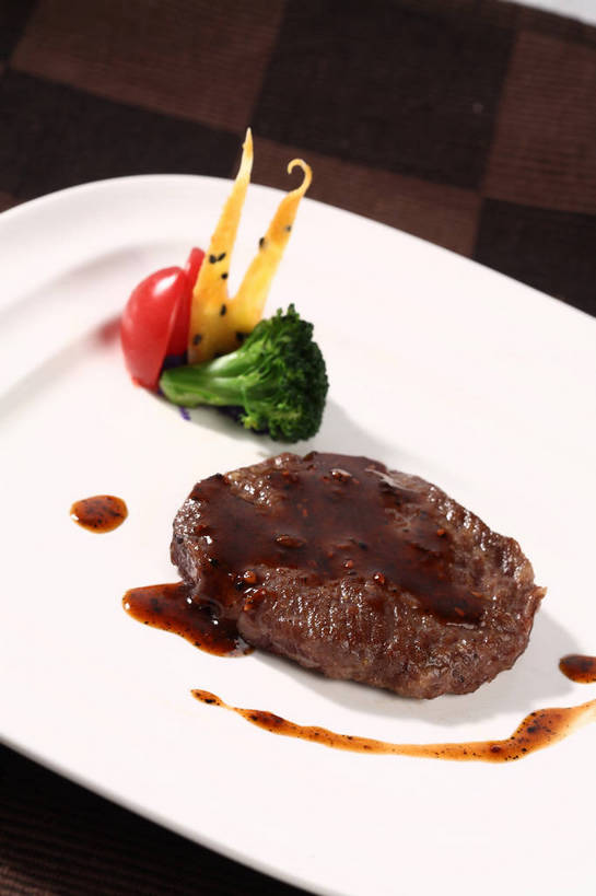 无人,竖图,俯视,室内,特写,白天,烹饪,西餐,餐桌,桌子,蔬菜,西红柿,小番茄,餐具,阴影,新鲜,反射,布料,碟子,盘,影子,西兰花,调料,酱料,酱汁,肉,芝麻,佐料,料理,食品,调味品,调味料,布纹,汉堡包,肉饼,酱,菜肴,美食,肉类,桌布,食物,一个,黄色,红色,绿色,白色,黑色,盘子,餐巾,碟,台布,西式,佳肴,有机食品,绿色食品,单个,餐台,黑芝麻,配菜,肉食,脂麻,胡麻,白麻,巨胜子,油麻,甘蓝花,小西红柿,樱桃小番茄,珍珠小番茄,樱桃番茄,圣女果,番茄,餐桌布,彩图,高角度拍摄,汉堡饼,汉堡肉饼,绿菜花,绿花菜,青花菜,蔬菜皇冠,shjb1