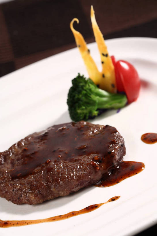 无人,竖图,俯视,室内,特写,白天,烹饪,西餐,餐桌,桌子,蔬菜,西红柿,小番茄,餐具,阴影,新鲜,反射,布料,碟子,盘,影子,西兰花,调料,酱料,酱汁,肉,芝麻,佐料,料理,食品,调味品,调味料,布纹,汉堡包,肉饼,酱,菜肴,美食,肉类,桌布,食物,一个,黄色,红色,绿色,白色,黑色,盘子,餐巾,碟,台布,西式,佳肴,有机食品,绿色食品,单个,餐台,黑芝麻,配菜,肉食,脂麻,胡麻,白麻,巨胜子,油麻,甘蓝花,小西红柿,樱桃小番茄,珍珠小番茄,樱桃番茄,圣女果,番茄,餐桌布,彩图,高角度拍摄,汉堡饼,汉堡肉饼,绿菜花,绿花菜,青花菜,蔬菜皇冠,shjb1