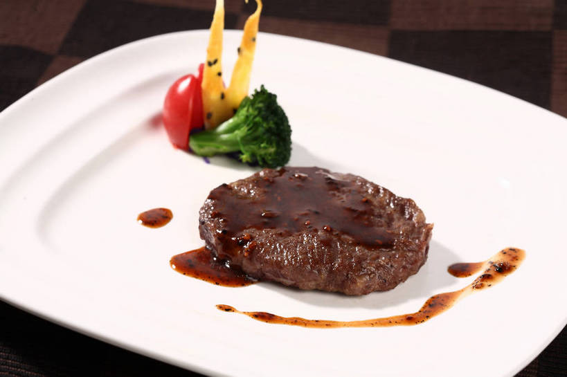 无人,横图,俯视,室内,特写,白天,烹饪,西餐,餐桌,桌子,蔬菜,西红柿,小番茄,餐具,阴影,新鲜,反射,布料,碟子,盘,影子,西兰花,调料,酱料,酱汁,肉,芝麻,佐料,料理,食品,调味品,调味料,布纹,汉堡包,肉饼,酱,菜肴,美食,肉类,桌布,食物,一个,黄色,红色,绿色,白色,黑色,盘子,餐巾,碟,台布,西式,佳肴,有机食品,绿色食品,单个,餐台,黑芝麻,配菜,肉食,脂麻,胡麻,白麻,巨胜子,油麻,甘蓝花,小西红柿,樱桃小番茄,珍珠小番茄,樱桃番茄,圣女果,番茄,餐桌布,彩图,高角度拍摄,汉堡饼,汉堡肉饼,绿菜花,绿花菜,青花菜,蔬菜皇冠,shjb1