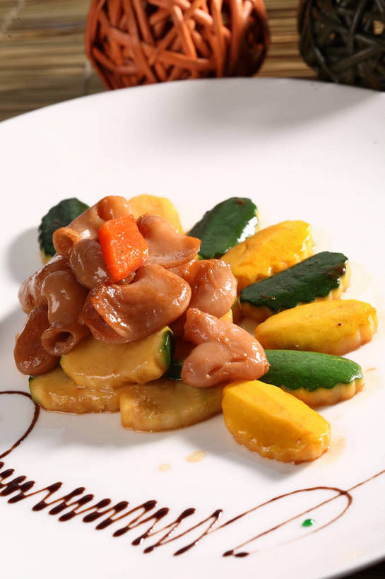 内脏,肠,无人,竖图,俯视,室内,特写,白天,烹饪,中餐,餐桌,桌子,黄瓜,辣椒,蔬菜,餐具,阴影,新鲜,反射,碟子,盘,影子,调料,酱料,酱汁,佐料,料理,食品,调味品,调味料,酱,猪大肠,菜肴,美食,食物,一个,白色,盘子,碟,中式,佳肴,有机食品,绿色食品,单个,餐台,中华料理,肠子,彩椒,辣角,红海椒,大椒,辣虎,广椒,甜椒,柿子椒,青瓜,辣子,胡瓜,海椒,番椒,灯笼椒,彩图,高角度拍摄,猪肠,shjb1