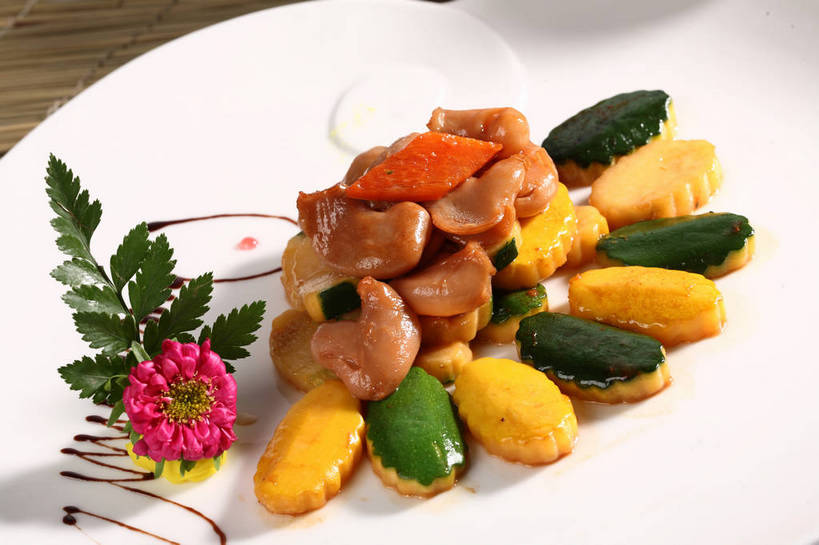 内脏,肠,无人,横图,俯视,室内,特写,白天,烹饪,中餐,餐桌,桌子,黄瓜,辣椒,蔬菜,餐具,叶子,阴影,新鲜,盛开,反射,碟子,盘,影子,调料,酱料,酱汁,佐料,料理,食品,绿叶,调味品,调味料,花蕾,酱,猪大肠,菜肴,美食,花,花瓣,花朵,鲜花,食物,一个,白色,盘子,碟,花苞,花蕊,中式,嫩叶,佳肴,有机食品,绿色食品,单个,餐台,中华料理,配菜,肠子,彩椒,辣角,红海椒,大椒,辣虎,广椒,叶,叶片,甜椒,柿子椒,青瓜,辣子,胡瓜,海椒,番椒,灯笼椒,彩图,高角度拍摄,猪肠,shjb1