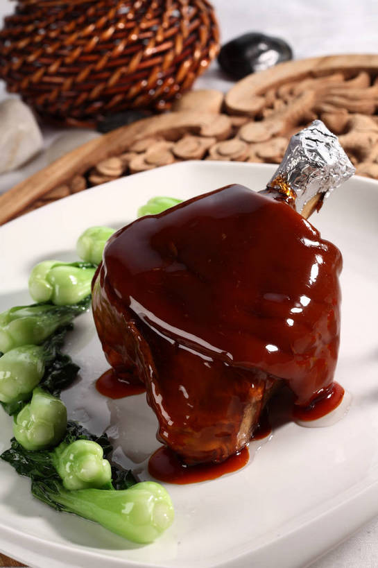 无人,交叉,竖图,俯视,室内,特写,白天,烹饪,中餐,餐桌,桌子,竹子,蔬菜,餐具,木雕,雕塑,阴影,竹制,新鲜,艺术,装饰,编织,反射,包装,包装纸,雕刻,雕像,碟子,铝箔纸,盘,锡箔纸,影子,纸,竹篓,青菜,红烧,肉,料理,食品,纸张,猪肉,菜肴,美食,肉类,食物,排列,一个,红色,绿色,白色,盘子,容器,工艺品,碟,中式,佳肴,有机食品,绿色食品,单个,餐台,纪念,中华料理,储藏,竹条,交织,美术,包装材料,竹制品,储存,主题,小白菜,陈列,肉食,锡箔,红烧蹄髈,蹄髈,铝箔,豚肉,功能,美学,摆列,穿插,不结球白菜,红烧菜,彩图,高角度拍摄,肘子,蹄膀,红烧蹄膀,红烧肘子,布列,分列,贮存,shjb1