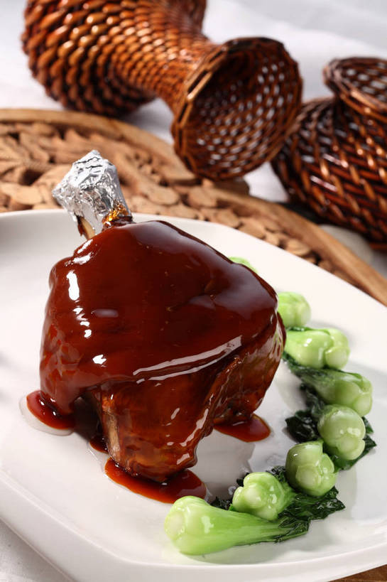 无人,交叉,竖图,俯视,室内,特写,白天,烹饪,中餐,餐桌,桌子,竹子,蔬菜,餐具,木雕,雕塑,阴影,竹制,新鲜,艺术,装饰,编织,反射,包装,包装纸,雕刻,雕像,碟子,铝箔纸,盘,锡箔纸,影子,纸,竹篓,青菜,红烧,肉,料理,食品,纸张,猪肉,菜肴,美食,肉类,食物,排列,一个,红色,绿色,白色,盘子,容器,工艺品,碟,中式,佳肴,有机食品,绿色食品,单个,餐台,纪念,中华料理,储藏,竹条,交织,美术,包装材料,竹制品,储存,主题,小白菜,陈列,肉食,锡箔,红烧蹄髈,蹄髈,铝箔,豚肉,功能,美学,摆列,穿插,不结球白菜,红烧菜,彩图,高角度拍摄,肘子,蹄膀,红烧蹄膀,红烧肘子,布列,分列,贮存,shjb1