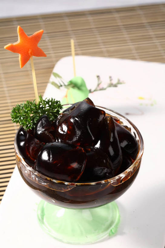 点心,无人,竖图,俯视,室内,特写,白天,植物,餐桌,桌子,萝卜,胡萝卜,芹菜,蔬菜,杯子,餐具,叶子,雕塑,一堆,许多,阴影,堆叠,堆积,竹制,新鲜,艺术,装饰,反射,雕刻,雕像,碟子,盘,影子,竹席,星星,料理,食品,绿叶,草药,药草,很多,龟苓膏,美食,中药,玻璃制品,食物,两个,绿色,黑色,盘子,水杯,工艺品,碟,星形,橙色,中式,嫩叶,有机食品,绿色食品,荷兰芹,欧芹,香芹,餐台,堆,华丽,修饰,美术,点缀,配菜,竹制品,黄萝卜,番萝卜,药材,中草药,五角形,中药材,本草,法香,巴西利,洋香菜,洋芫荽,法国香菜,美学,衬托,美观,雅致,雅观,旱芹菜,番荽,叶,叶片,玻璃杯,红萝卜,甘荀,五角星,彩图,高角度拍摄,丁香萝卜,胡芦菔金,金笋,食雕,食品雕刻,食物雕刻,土茯苓,shjb1