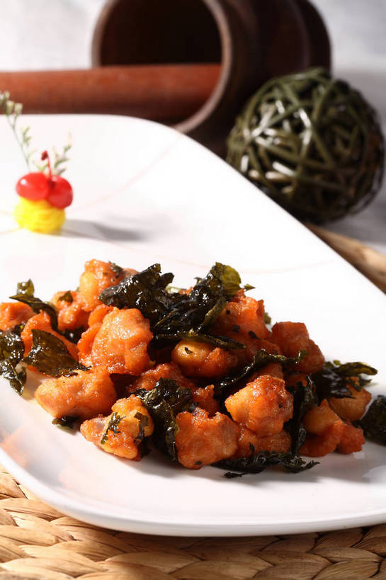 无人,竖图,俯视,室内,特写,白天,烹饪,中餐,游戏,餐桌,桌子,樱桃,餐具,水果,玩具,阴影,日本文化,新鲜,艺术,盛开,反射,碟子,盘,影子,肉,生食,料理,食品,果实,球状,玩,花蕾,文化,娱乐,传统,咕咾肉,咕噜肉,猪肉,雪菜,菜肴,美食,肉类,球,花,花瓣,花朵,鲜花,食物,一个,红色,白色,盘子,线球,碟,花苞,花蕊,休闲,球体,中式,器皿,益智,佳肴,有机食品,绿色食品,单个,餐台,活动,中华料理,研磨,臼杵,发泄,消遣,智力,里脊肉,肉食,豚肉,研杵,研钵,宣泄,雪里红,臼,手鞠,手毬,甜酸肉,喷出,广东菜,粤菜,樱珠,莺桃,英桃,楔桃,牛桃,荆桃,玩耍,嬉戏,彩图,高角度拍摄,里脊,猪里脊肉,雪里蕻,shjb1