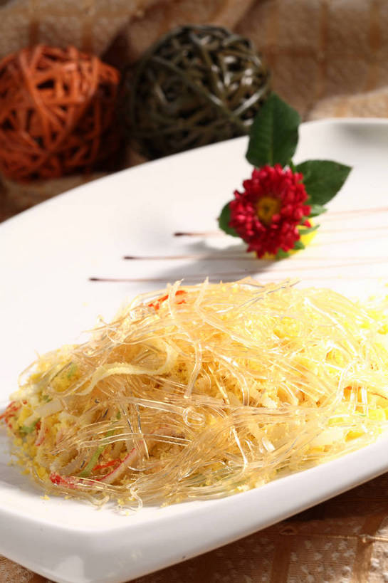 面食,面条,无人,竖图,俯视,室内,特写,白天,烹饪,中餐,游戏,餐桌,桌子,餐具,玩具,叶子,阴影,日本文化,艺术,盛开,反射,布料,碟子,盘,影子,面,料理,食品,绿叶,球状,玩,花蕾,布纹,文化,娱乐,传统,粉丝,菜肴,美食,球,桌布,花,花瓣,花朵,鲜花,食物,一朵,一个,红色,白色,盘子,餐巾,线球,碟,台布,花苞,花蕊,休闲,球体,中式,嫩叶,益智,佳肴,单个,餐台,活动,中华料理,配菜,发泄,消遣,智力,宣泄,手鞠,手毬,冬粉,叶,叶片,餐桌布,玩耍,嬉戏,彩图,高角度拍摄,shjb1