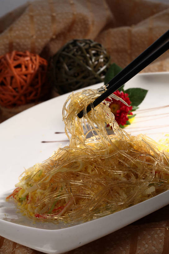 面食,面条,无人,竖图,俯视,室内,特写,白天,烹饪,中餐,游戏,餐桌,筷子,桌子,餐具,玩具,叶子,一双,阴影,日本文化,艺术,盛开,反射,布料,碟子,盘,影子,面,料理,食品,绿叶,球状,玩,花蕾,布纹,文化,娱乐,传统,粉丝,菜肴,美食,球,桌布,花,花瓣,花朵,鲜花,食物,一朵,一个,红色,白色,黑色,盘子,餐巾,线球,碟,台布,花苞,花蕊,休闲,球体,中式,嫩叶,益智,佳肴,单个,餐台,活动,中华料理,礼节,配菜,发泄,消遣,智力,礼仪,宣泄,手鞠,手毬,冬粉,叶,叶片,进餐用具,餐桌布,玩耍,嬉戏,彩图,高角度拍摄,shjb1