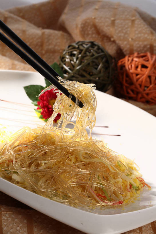 面食,面条,无人,竖图,俯视,室内,特写,白天,烹饪,中餐,游戏,餐桌,筷子,桌子,餐具,玩具,叶子,一双,阴影,日本文化,艺术,盛开,反射,布料,碟子,盘,影子,面,料理,食品,绿叶,球状,玩,花蕾,布纹,文化,娱乐,传统,粉丝,菜肴,美食,球,桌布,花,花瓣,花朵,鲜花,食物,一朵,一个,红色,白色,黑色,盘子,餐巾,线球,碟,台布,花苞,花蕊,休闲,球体,中式,嫩叶,益智,佳肴,单个,餐台,活动,中华料理,礼节,配菜,发泄,消遣,智力,礼仪,宣泄,手鞠,手毬,冬粉,叶,叶片,进餐用具,餐桌布,玩耍,嬉戏,彩图,高角度拍摄,shjb1