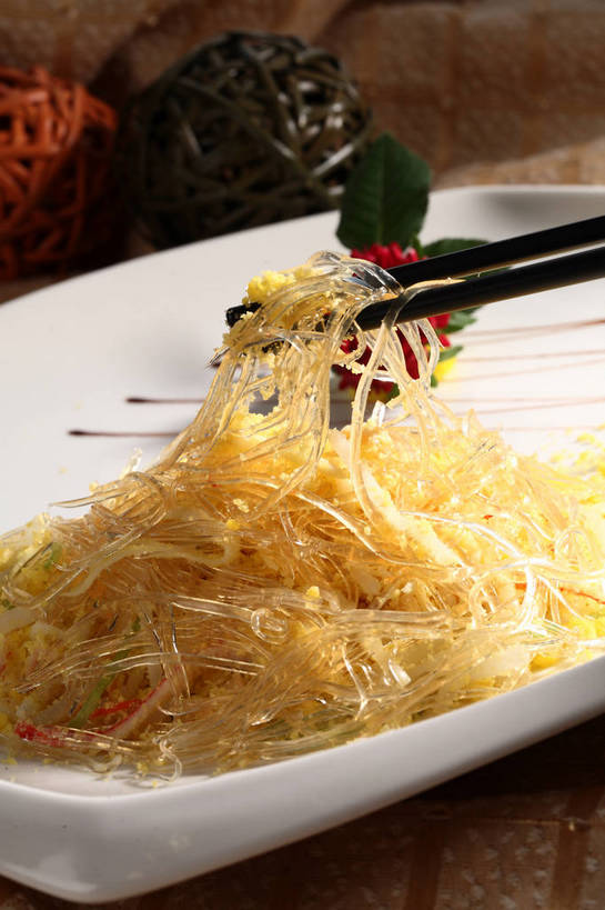 面食,面条,无人,竖图,俯视,室内,特写,白天,烹饪,中餐,游戏,餐桌,筷子,桌子,餐具,玩具,叶子,一双,阴影,日本文化,艺术,盛开,反射,布料,碟子,盘,影子,面,料理,食品,绿叶,球状,玩,花蕾,布纹,文化,娱乐,传统,粉丝,菜肴,美食,球,桌布,花,花瓣,花朵,鲜花,食物,一朵,一个,红色,白色,黑色,盘子,餐巾,线球,碟,台布,花苞,花蕊,休闲,球体,中式,嫩叶,益智,佳肴,单个,餐台,活动,中华料理,礼节,配菜,发泄,消遣,智力,礼仪,宣泄,手鞠,手毬,冬粉,叶,叶片,进餐用具,餐桌布,玩耍,嬉戏,彩图,高角度拍摄,shjb1