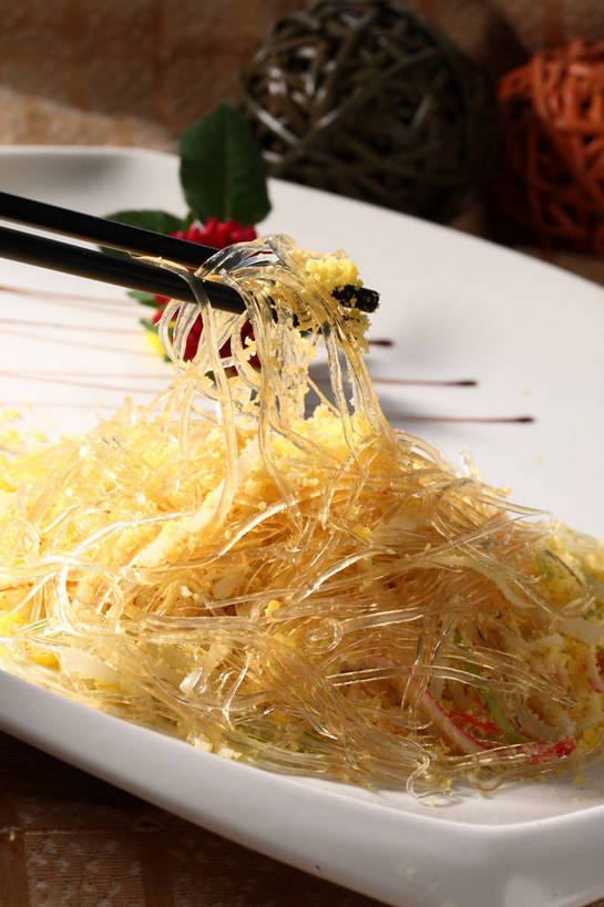 面食,面条,无人,竖图,俯视,室内,特写,白天,烹饪,中餐,游戏,餐桌,筷子,桌子,餐具,玩具,叶子,一双,阴影,日本文化,艺术,盛开,反射,布料,碟子,盘,影子,面,料理,食品,绿叶,球状,玩,花蕾,布纹,文化,娱乐,传统,粉丝,菜肴,美食,球,桌布,花,花瓣,花朵,鲜花,食物,一朵,一个,红色,白色,黑色,盘子,餐巾,线球,碟,台布,花苞,花蕊,休闲,球体,中式,嫩叶,益智,佳肴,单个,餐台,活动,中华料理,礼节,配菜,发泄,消遣,智力,礼仪,宣泄,手鞠,手毬,冬粉,叶,叶片,进餐用具,餐桌布,玩耍,嬉戏,彩图,高角度拍摄,shjb1