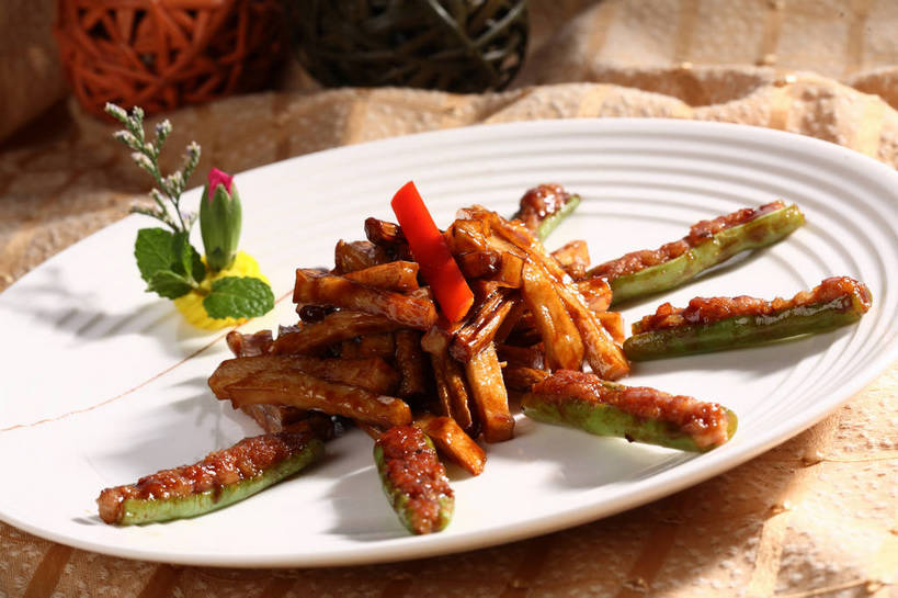 无人,横图,俯视,室内,特写,白天,烹饪,中餐,游戏,植物,餐桌,桌子,豆,辣椒,蔬菜,土豆,餐具,玩具,叶子,阴影,日本文化,新鲜,艺术,盛开,反射,布料,碟子,盘,影子,豆类,豆子,刀豆,炒菜,料理,食品,绿叶,球状,玩,花蕾,布纹,文化,娱乐,传统,四季豆,菜肴,美食,球,桌布,花,花瓣,花朵,鲜花,食物,一个,红色,白色,盘子,餐巾,线球,碟,台布,花苞,花蕊,休闲,球体,中式,嫩叶,益智,佳肴,有机食品,绿色食品,单个,餐台,活动,中华料理,配菜,发泄,消遣,智力,芸豆,彩椒,豆科,辣角,红海椒,大椒,辣虎,广椒,菜豆,二季豆,白肾豆,架豆,玉豆,去豆,馍馍蛋,宣泄,手鞠,手毬,叶,叶片,洋芋,甜椒,柿子椒,山药蛋,马铃薯,辣子,海椒,番椒,灯笼椒,餐桌布,玩耍,嬉戏,彩图,高角度拍摄,shjb1,刀豆炒土豆,刀豆土豆