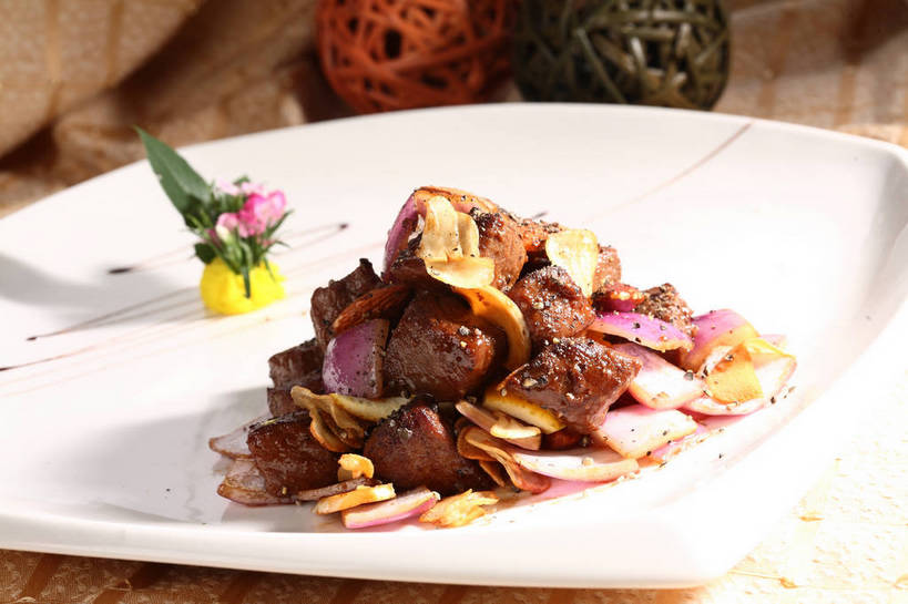 无人,横图,俯视,室内,特写,白天,烹饪,中餐,游戏,餐桌,桌子,蔬菜,洋葱,餐具,玩具,叶子,阴影,日本文化,新鲜,艺术,盛开,反射,布料,碟子,盘,影子,炒菜,肉,牛肉,料理,食品,绿叶,球状,玩,花蕾,布纹,文化,娱乐,传统,菜肴,美食,肉类,球,桌布,花,花瓣,花朵,鲜花,食物,一个,粉色,白色,盘子,餐巾,线球,碟,台布,花苞,花蕊,休闲,球体,中式,嫩叶,益智,佳肴,有机食品,绿色食品,单个,餐台,活动,中华料理,配菜,发泄,消遣,智力,玉葱,肉食,宣泄,手鞠,手毬,荷兰葱,叶,叶片,圆葱,洋葱头,球葱,葱头,餐桌布,玩耍,嬉戏,彩图,高角度拍摄,洋葱炒牛肉,shjb1