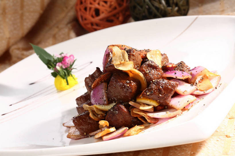 无人,横图,俯视,室内,特写,白天,烹饪,中餐,游戏,餐桌,桌子,蔬菜,洋葱,餐具,玩具,叶子,阴影,日本文化,新鲜,艺术,盛开,反射,布料,碟子,盘,影子,炒菜,肉,牛肉,料理,食品,绿叶,球状,玩,花蕾,布纹,文化,娱乐,传统,菜肴,美食,肉类,球,桌布,花,花瓣,花朵,鲜花,食物,一个,粉色,白色,盘子,餐巾,线球,碟,台布,花苞,花蕊,休闲,球体,中式,嫩叶,益智,佳肴,有机食品,绿色食品,单个,餐台,活动,中华料理,配菜,发泄,消遣,智力,玉葱,肉食,宣泄,手鞠,手毬,荷兰葱,叶,叶片,圆葱,洋葱头,球葱,葱头,餐桌布,玩耍,嬉戏,彩图,高角度拍摄,洋葱炒牛肉,shjb1