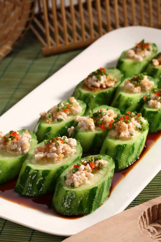 无人,交叉,竖图,俯视,室内,特写,白天,烹饪,中餐,餐桌,桌子,竹子,黄瓜,蔬菜,餐具,一排,许多,阴影,竹制,新鲜,整齐,并列,并排,编织,反射,碟子,篮子,盘,影子,竹席,葱,青葱,肉,料理,食品,很多,肉糜,肉末,菜肴,美食,肉类,食物,排列,一个,白色,盘子,竹篮,碟,中式,佳肴,有机食品,绿色食品,单个,餐台,模具,中华料理,竹条,交织,竹制品,队列,平行,肉食,穿插,模子,青瓜,胡瓜,彩图,高角度拍摄,月饼模,月饼模具,shjb1,肉末黄瓜盅