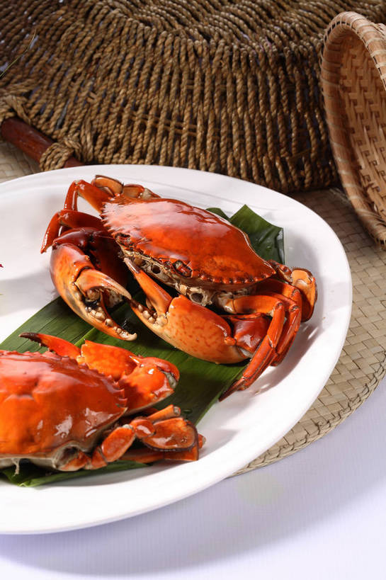 蟹,无人,交叉,竖图,俯视,室内,特写,白天,烹饪,中餐,餐桌,桌子,竹子,餐具,叶子,阴影,竹制,编织,反射,螃蟹,碟子,盘,影子,竹篓,粽叶,料理,食品,绿叶,菜肴,美食,食物,一个,红色,白色,盘子,容器,碟,两只,中式,嫩叶,佳肴,单个,餐台,中华料理,储藏,竹条,交织,竹制品,储存,清蒸,箬叶,芦苇叶,穿插,甲壳动物,叶,叶片,彩图,高角度拍摄,贮存,清蒸菜,清蒸蟹,shjb1