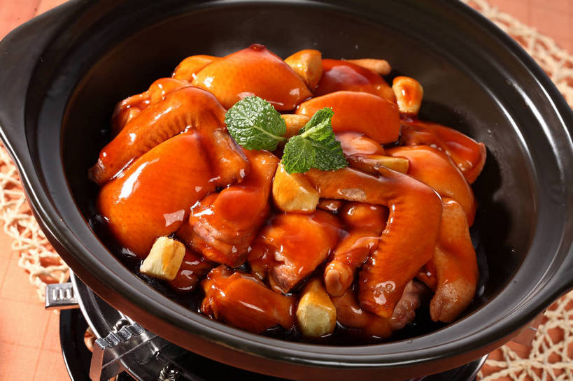 无人,横图,俯视,室内,特写,白天,烹饪,中餐,餐桌,桌子,厨具,叶子,一堆,阴影,堆叠,堆积,反射,锅子,砂锅,影子,陶瓷,红烧,鸡肉,肉,薄荷,料理,食品,绿叶,银丹草,陶瓷制品,锅,菜肴,美食,肉类,食物,一个,红色,绿色,黑色,中式,嫩叶,佳肴,单个,餐台,锅具,中华料理,堆,配菜,肉食,烹饪用具,斑叶凤梨薄荷,夜息香,红烧菜,叶,叶片,烹调用具,烹调,彩图,高角度拍摄,红烧鸡块,shjb1