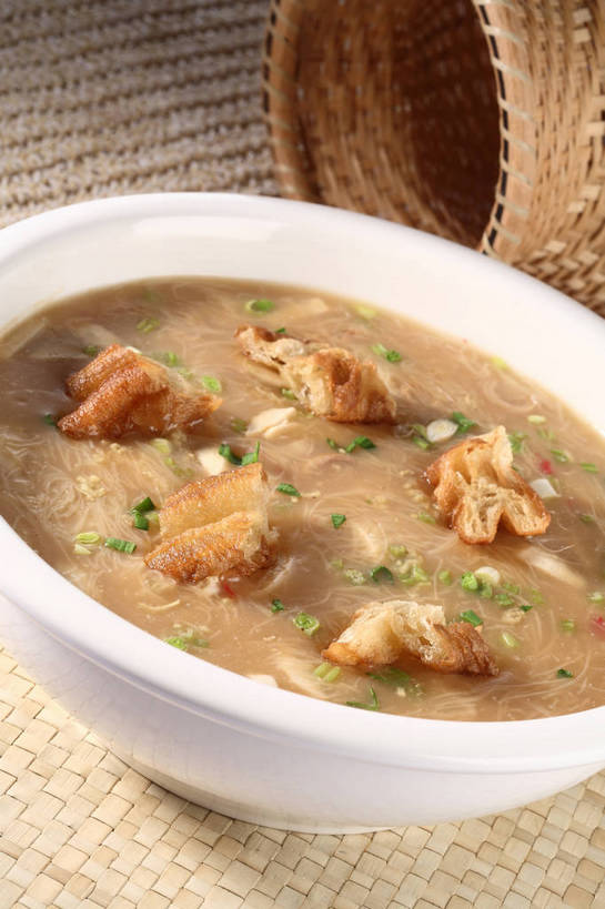 点心,面食,无人,交叉,竖图,俯视,室内,特写,白天,烹饪,中餐,早餐,餐桌,桌子,竹子,蔬菜,阴影,竹制,新鲜,编织,反射,影子,竹篓,陶瓷,葱,青葱,鸡肉,浓汤,肉,汤,油炸,料理,食品,陶瓷制品,羹,菜肴,美食,肉类,食物,一个,白色,容器,碗,中式,早点,麻花,佳肴,有机食品,绿色食品,单个,餐台,中华料理,储藏,油条,竹条,交织,竹制品,储存,肉食,鸡胸肉,穿插,彩图,高角度拍摄,早饭,油果子,油馍,油炸果,油炸桧,贮存,shjb1,鸡丝羹