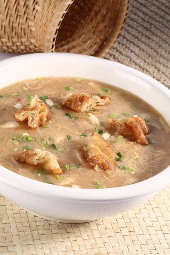 点心,面食,无人,交叉,竖图,俯视,室内,特写,白天,烹饪,中餐,早餐,餐桌,桌子,竹子,蔬菜,阴影,竹制,新鲜,编织,反射,影子,竹篓,陶瓷,葱,青葱,鸡肉,浓汤,肉,汤,油炸,料理,食品,陶瓷制品,羹,菜肴,美食,肉类,食物,一个,白色,容器,碗,中式,早点,麻花,佳肴,有机食品,绿色食品,单个,餐台,中华料理,储藏,油条,竹条,交织,竹制品,储存,肉食,鸡胸肉,穿插,彩图,高角度拍摄,早饭,油果子,油馍,油炸果,油炸桧,贮存,shjb1,鸡丝羹