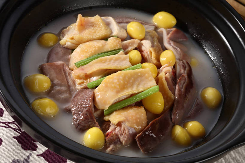 内脏,无人,横图,俯视,室内,特写,白天,烹饪,中餐,餐桌,桌子,蔬菜,厨具,阴影,新鲜,反射,锅子,砂锅,影子,陶瓷,鸡肉,肉,汤,料理,食品,坚果,陶瓷制品,锅,猪肉,猪肚,菜肴,美食,肉类,食物,一个,黄色,绿色,黑色,干果,中式,佳肴,有机食品,绿色食品,单个,餐台,锅具,中华料理,肉食,烹饪用具,鸡汤,豚肉,肚子,烹调用具,银杏,白果,烹调,彩图,高角度拍摄,shjb1,白果猪肚土鸡汤,土鸡汤