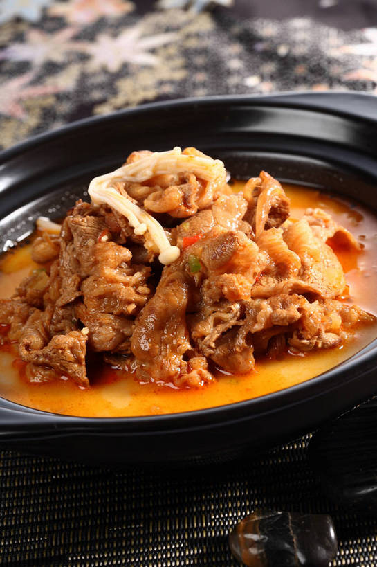 无人,竖图,俯视,室内,特写,白天,烹饪,餐桌,桌子,蔬菜,厨具,阴影,朦胧,模糊,新鲜,反射,布料,锅子,砂锅,影子,陶瓷,金针菇,菌菇,肉,牛肉,料理,食品,陶瓷制品,菌类,布纹,锅,菜肴,美食,肉类,桌布,食物,一个,黑色,餐巾,台布,食用菌,佳肴,有机食品,绿色食品,单个,餐台,锅具,真菌,肉食,烹饪用具,炖牛肉,构菌,金菇,毛柄金钱菌,银针菇,智力菇,烹调用具,餐桌布,烹调,彩图,高角度拍摄,shjb1,金针菇炖牛肉