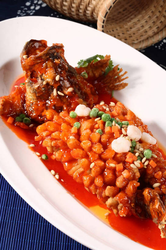 无人,交叉,竖图,俯视,室内,特写,白天,烹饪,中餐,植物,餐桌,桌子,竹子,豆,萝卜,胡萝卜,蔬菜,餐具,阴影,竹制,新鲜,编织,反射,鱼,布料,碟子,盘,影子,竹篓,豆类,豆子,肉,虾仁,鱼肉,料理,食品,布纹,水产,松子,松子仁,菜肴,美食,肉类,鱼类,桌布,食物,一个,白色,盘子,餐巾,容器,碟,台布,中式,佳肴,有机食品,绿色食品,单个,餐台,中华料理,储藏,竹条,虾肉,交织,松仁,竹制品,储存,水生动物,黄萝卜,番萝卜,水生物,肉食,豆科,桂鱼,松籽仁,穿插,鳜鱼,青大豆,鳌花鱼,青豆,红萝卜,甘荀,餐桌布,彩图,高角度拍摄,江苏菜,丁香萝卜,胡芦菔金,淡水生物,金笋,河鲜,贮存,松鼠桂鱼,苏菜,shjb1