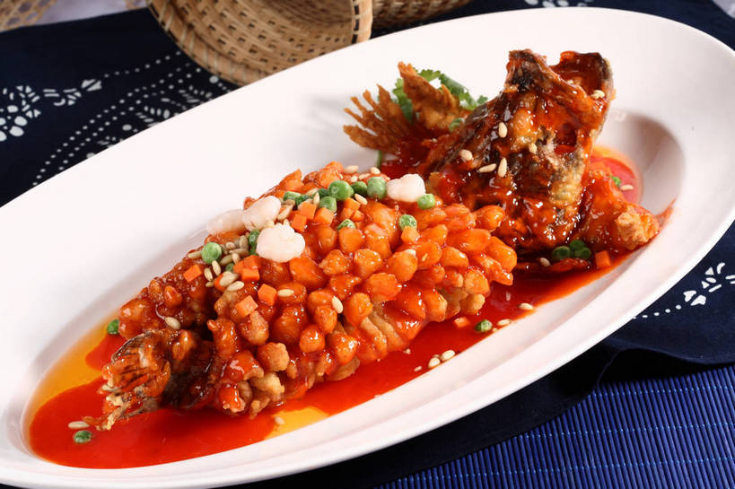 无人,交叉,横图,俯视,室内,特写,白天,烹饪,中餐,植物,餐桌,桌子,竹子,豆,萝卜,胡萝卜,蔬菜,餐具,阴影,竹制,新鲜,编织,反射,鱼,布料,碟子,盘,影子,竹篓,豆类,豆子,肉,虾仁,鱼肉,料理,食品,布纹,水产,松子,松子仁,菜肴,美食,肉类,鱼类,桌布,食物,一个,白色,盘子,餐巾,容器,碟,台布,中式,佳肴,有机食品,绿色食品,单个,餐台,中华料理,储藏,竹条,虾肉,交织,松仁,竹制品,储存,水生动物,黄萝卜,番萝卜,水生物,肉食,豆科,桂鱼,松籽仁,穿插,鳜鱼,青大豆,鳌花鱼,青豆,红萝卜,甘荀,餐桌布,彩图,高角度拍摄,江苏菜,丁香萝卜,胡芦菔金,淡水生物,金笋,河鲜,贮存,松鼠桂鱼,苏菜,shjb1