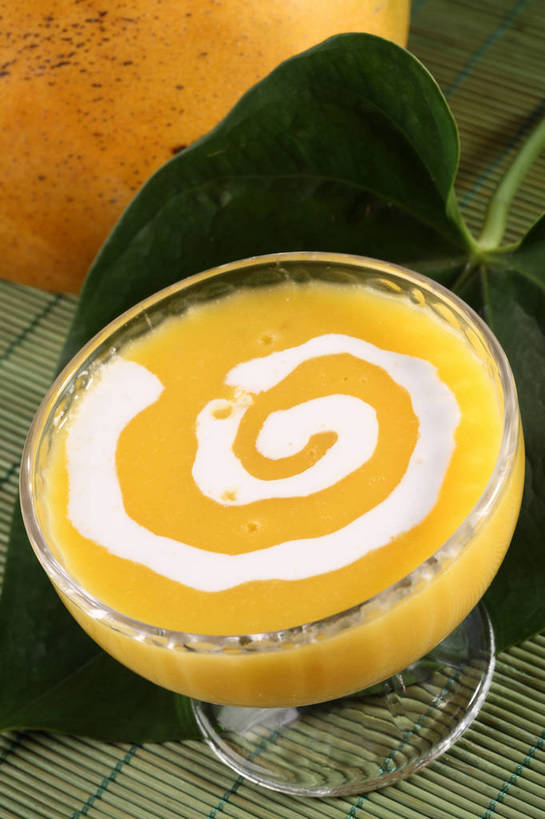 无人,竖图,俯视,室内,特写,白天,餐桌,桌子,芒果,杯子,水果,叶子,阴影,竹制,新鲜,反射,影子,竹席,生食,食品,果实,绿叶,饮品,一杯,玻璃制品,食物,饮料,一个,黄色,白色,水杯,奶油,嫩叶,有机食品,绿色食品,单个,餐台,乳制品,竹制品,可口,激凌,克林姆,淇淋,适口,叶,叶片,玻璃杯,望果,蜜望,檬果,闷果,漭果,杧果,庵波罗果,彩图,高角度拍摄,shjb1