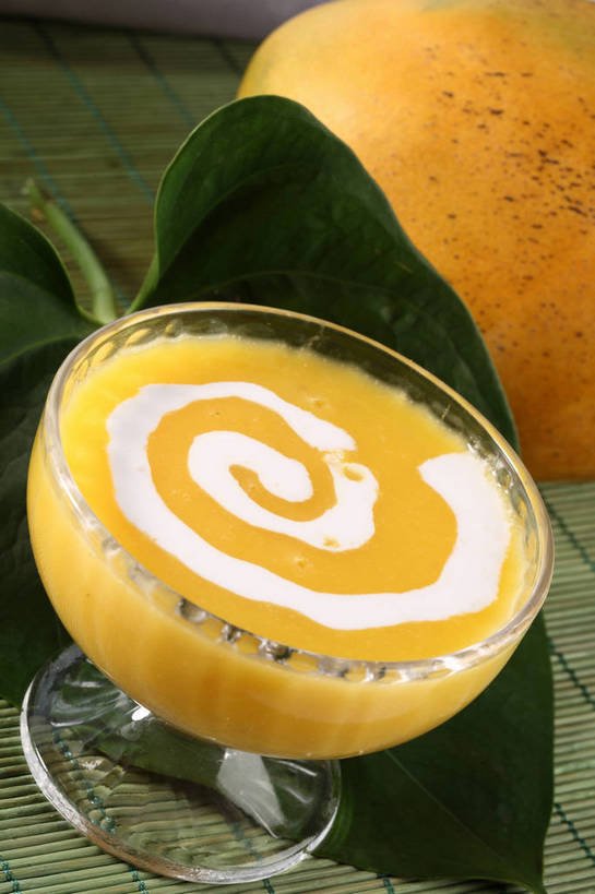 无人,竖图,俯视,室内,特写,白天,餐桌,桌子,芒果,杯子,水果,叶子,阴影,竹制,新鲜,反射,影子,竹席,生食,食品,果实,绿叶,饮品,一杯,玻璃制品,食物,饮料,一个,黄色,白色,水杯,奶油,嫩叶,有机食品,绿色食品,单个,餐台,乳制品,竹制品,可口,激凌,克林姆,淇淋,适口,叶,叶片,玻璃杯,望果,蜜望,檬果,闷果,漭果,杧果,庵波罗果,彩图,高角度拍摄,shjb1