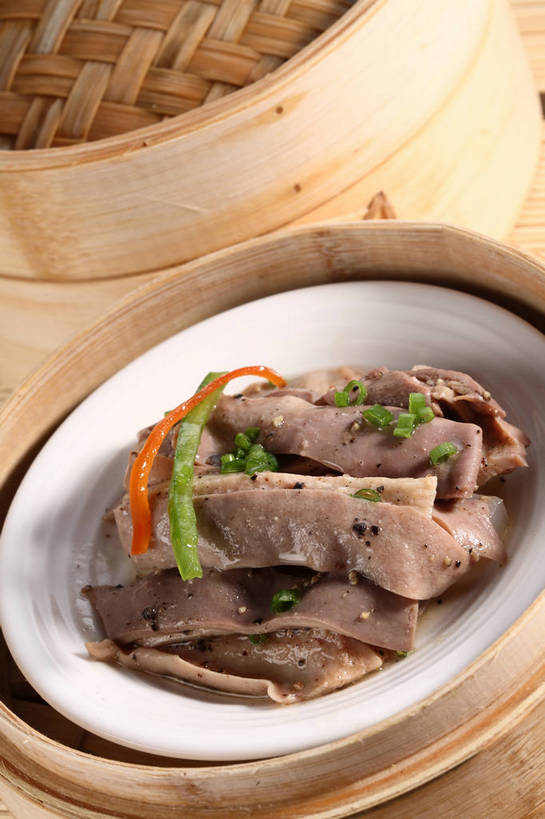 蒸笼,内脏,无人,竖图,俯视,室内,特写,白天,烹饪,中餐,桌面,桌子,辣椒,蔬菜,餐具,厨具,阴影,竹制,新鲜,反射,木制,碟子,盘,影子,木桌,葱,青葱,青椒,调料,调味,肉,香料,佐料,料理,食品,黑胡椒,调味品,调味料,猪肉,猪肚,菜肴,美食,肉类,食物,一个,盘子,木制品,碟,中式,佳肴,有机食品,绿色食品,单个,中华料理,配料,竹制品,笼屉,肉食,彩椒,烹饪用具,辣角,红海椒,大椒,辣虎,广椒,豚肉,菜椒,作料,肚子,烹调用具,甜椒,柿子椒,辣子,胡椒,海椒,番椒,灯笼椒,烹调,彩图,高角度拍摄,木桌子,shjb1