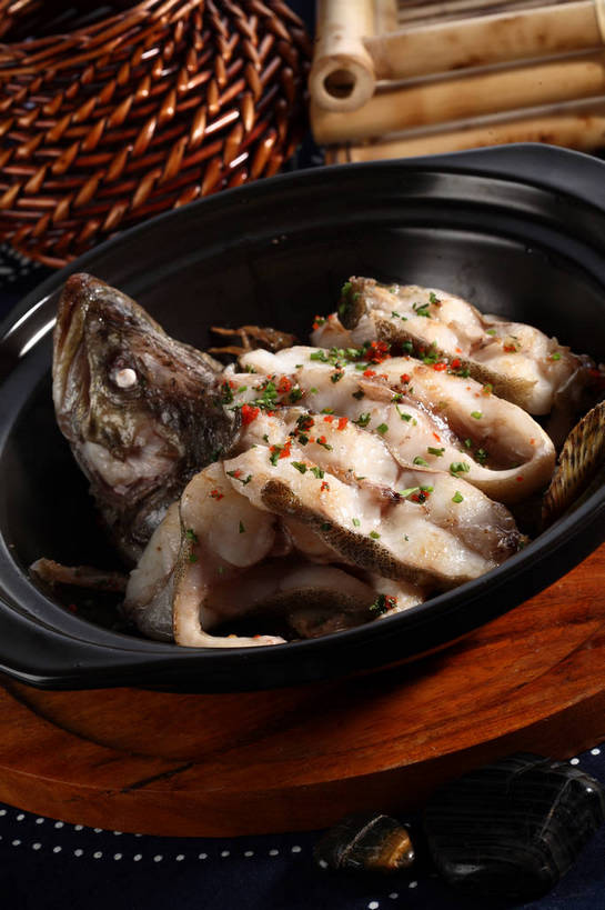 无人,交叉,竖图,俯视,室内,特写,白天,烹饪,中餐,餐桌,桌子,竹子,蔬菜,阴影,竹制,新鲜,编织,反射,影子,竹篓,陶瓷,葱,青葱,肉,鱼肉,料理,食品,陶瓷制品,鱼头,菜肴,美食,肉类,食物,一个,黑色,容器,碗,中式,佳肴,有机食品,绿色食品,单个,餐台,中华料理,储藏,竹条,交织,竹制品,储存,肉食,炖鱼,穿插,彩图,高角度拍摄,贮存,shjb1