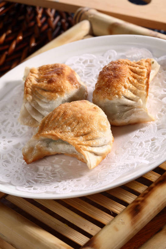 点心,无人,交叉,竖图,俯视,室内,特写,白天,餐桌,桌子,竹子,餐具,阴影,竹制,编织,反射,碟子,盘,影子,竹篓,油炸,油炸食品,料理,食品,锅贴,煎饺,面点,美食,食物,排列,三个,一个,白色,盘子,容器,碟,金色,中式,单个,餐台,储藏,竹条,交织,竹制品,储存,摆列,穿插,彩图,高角度拍摄,布列,分列,贮存,shjb1