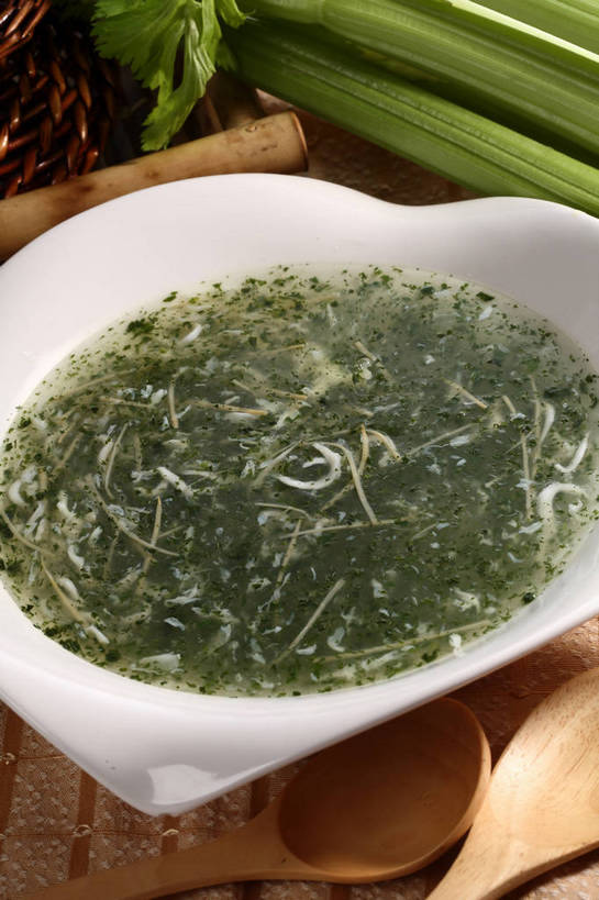 海鲜,无人,交叉,竖图,俯视,室内,特写,白天,烹饪,中餐,餐桌,桌子,竹子,芹菜,蔬菜,阴影,竹制,新鲜,编织,反射,影子,竹篓,陶瓷,浓汤,汤,料理,食品,陶瓷制品,水产,羹,菜肴,美食,海洋生物,食物,一个,白色,容器,碗,中式,佳肴,有机食品,绿色食品,单个,餐台,中华料理,储藏,竹条,交织,竹制品,储存,水生动物,海产品,水生物,海底动物,穿插,药芹,水芹,旱芹,彩图,高角度拍摄,贮存,shjb1