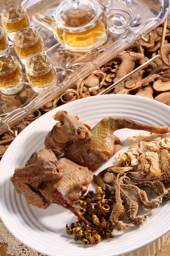 无人,竖图,俯视,室内,特写,白天,幸福,植物,餐桌,茶,桌子,杯子,餐具,玻璃,木雕,雕塑,许多,阴影,艺术,装饰,反射,鱼,雕刻,雕像,碟子,壶,盘,影子,陶瓷,肉,茶叶,草药,药草,陶瓷制品,很多,娱乐,肉类,鱼类,中药,海洋生物,玻璃制品,水壶,盘子,茶壶,容器,水杯,工艺品,碟,享受,休闲,温馨,放松,乐趣,餐台,纪念,海马,美术,提神,舒适,水生动物,主题,醒脑,药材,中草药,水生物,陈列,肉食,海底动物,鸽子肉,中药材,本草,功能,美学,鸽肉,茶杯,彩图,高角度拍摄,shjb1,枫斗,黑节草,铁皮枫斗,铁皮石斛