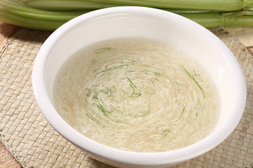 无人,横图,俯视,室内,特写,白天,烹饪,中餐,餐桌,桌子,蔬菜,阴影,新鲜,反射,影子,陶瓷,鸡肉,浓汤,肉,汤,料理,食品,陶瓷制品,羹,菜肴,美食,肉类,食物,一个,绿色,白色,容器,碗,中式,佳肴,有机食品,绿色食品,单个,餐台,中华料理,储藏,储存,肉食,鸡胸肉,彩图,高角度拍摄,贮存,shjb1,鸡丝羹